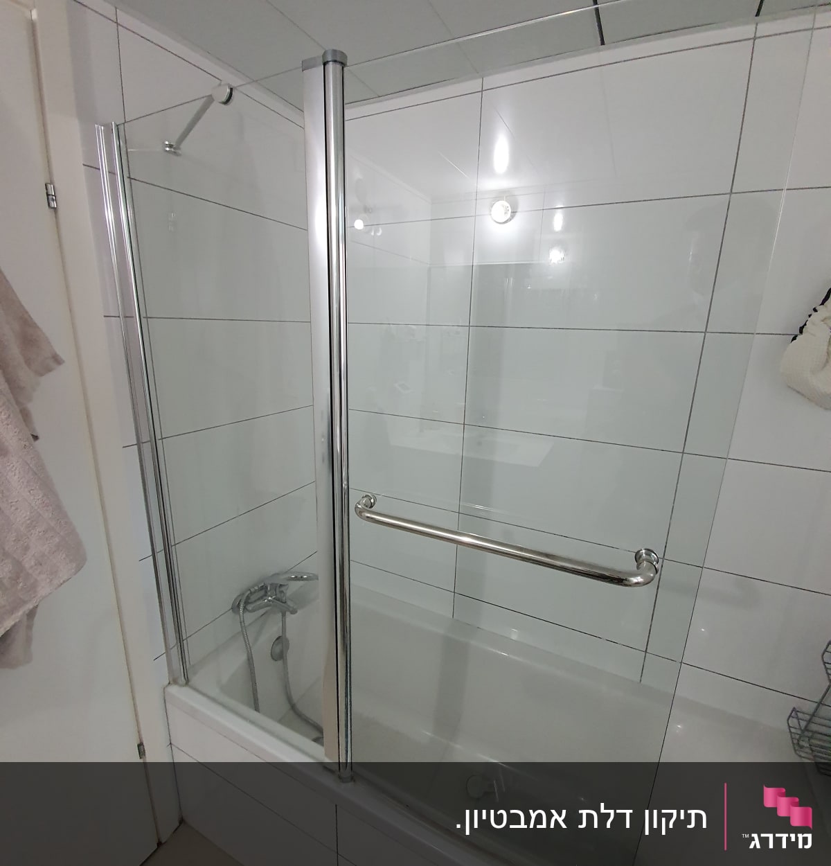 מקלחון עם דלת זכוכית וברז מתכת